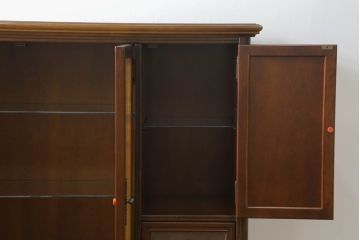 中古　美品　国会議事堂納品の高級家具メーカー　徳田家具　上品な佇まいで存在感のあるキャビネット(サイドキャビネット、収納棚、戸棚、飾り棚、食器棚)(R-075192)