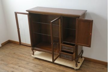 中古　美品　国会議事堂納品の高級家具メーカー　徳田家具　上品な佇まいで存在感のあるキャビネット(サイドキャビネット、収納棚、戸棚、飾り棚、食器棚)(R-075192)