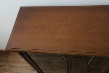 中古　美品　国会議事堂納品の高級家具メーカー　徳田家具　上品な佇まいで存在感のあるキャビネット(サイドキャビネット、収納棚、戸棚、飾り棚、食器棚)(R-075192)