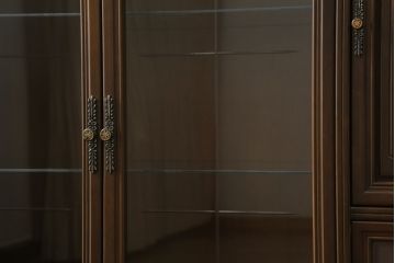 中古　美品　国会議事堂納品の高級家具メーカー　徳田家具　上品な佇まいで存在感のあるキャビネット(サイドキャビネット、収納棚、戸棚、飾り棚、食器棚)(R-075192)