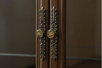 中古　美品　国会議事堂納品の高級家具メーカー　徳田家具　上品な佇まいで存在感のあるキャビネット(サイドキャビネット、収納棚、戸棚、飾り棚、食器棚)(R-075192)