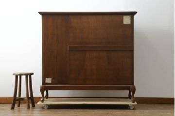 中古　美品　国会議事堂納品の高級家具メーカー　徳田家具　上品な佇まいで存在感のあるキャビネット(サイドキャビネット、収納棚、戸棚、飾り棚、食器棚)(R-075192)