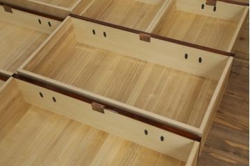 中古　美品!!　岩谷堂箪笥　別注　華塗り(木地呂塗り)　立派な手打ち金具が和の雰囲気を高める和箪笥(収納箪笥、衣装箪笥、引き出し、サイドチェスト)(定価約160万円)(R-075194)