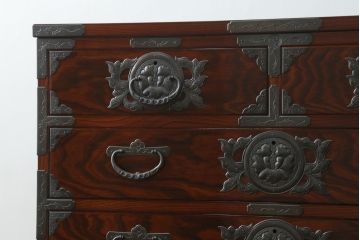 中古　美品!!　岩谷堂箪笥　別注　華塗り(木地呂塗り)　立派な手打ち金具が和の雰囲気を高める和箪笥(収納箪笥、衣装箪笥、引き出し、サイドチェスト)(定価約160万円)(R-075194)