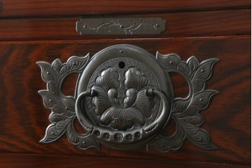 中古　美品!!　岩谷堂箪笥　別注　華塗り(木地呂塗り)　立派な手打ち金具が和の雰囲気を高める和箪笥(収納箪笥、衣装箪笥、引き出し、サイドチェスト)(定価約160万円)(R-075194)