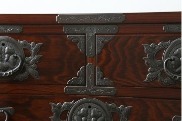 中古　美品!!　岩谷堂箪笥　別注　華塗り(木地呂塗り)　立派な手打ち金具が和の雰囲気を高める和箪笥(収納箪笥、衣装箪笥、引き出し、サイドチェスト)(定価約160万円)(R-075194)
