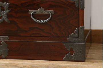 中古　美品!!　岩谷堂箪笥　別注　華塗り(木地呂塗り)　立派な手打ち金具が和の雰囲気を高める和箪笥(収納箪笥、衣装箪笥、引き出し、サイドチェスト)(定価約160万円)(R-075194)