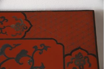 アジアンビンテージ　朱塗り　オリエンタルな雰囲気漂うボタニカル柄(図柄)が目を惹くローボード(収納棚、戸棚、サイドボード、サイドキャビネット、ヴィンテージ)(R-075198)