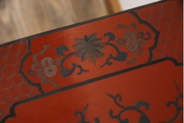 アジアンビンテージ　朱塗り　オリエンタルな雰囲気漂うボタニカル柄(図柄)が目を惹くローボード(収納棚、戸棚、サイドボード、サイドキャビネット、ヴィンテージ)(R-075198)