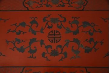 アジアンビンテージ　朱塗り　オリエンタルな雰囲気漂うボタニカル柄(図柄)が目を惹くローボード(収納棚、戸棚、サイドボード、サイドキャビネット、ヴィンテージ)(R-075198)