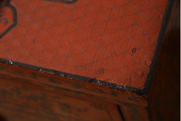 アジアンビンテージ　朱塗り　オリエンタルな雰囲気漂うボタニカル柄(図柄)が目を惹くローボード(収納棚、戸棚、サイドボード、サイドキャビネット、ヴィンテージ)(R-075198)