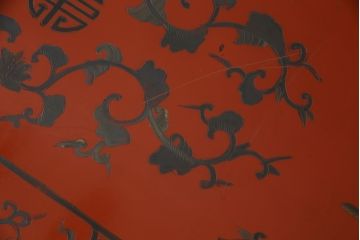 アジアンビンテージ　朱塗り　オリエンタルな雰囲気漂うボタニカル柄(図柄)が目を惹くローボード(収納棚、戸棚、サイドボード、サイドキャビネット、ヴィンテージ)(R-075198)