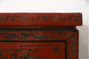 アジアンビンテージ　朱塗り　オリエンタルな雰囲気漂うボタニカル柄(図柄)が目を惹くローボード(収納棚、戸棚、サイドボード、サイドキャビネット、ヴィンテージ)(R-075198)
