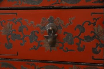 アジアンビンテージ　朱塗り　オリエンタルな雰囲気漂うボタニカル柄(図柄)が目を惹くローボード(収納棚、戸棚、サイドボード、サイドキャビネット、ヴィンテージ)(R-075198)