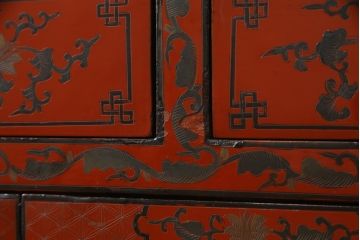 アジアンビンテージ　朱塗り　オリエンタルな雰囲気漂うボタニカル柄(図柄)が目を惹くローボード(収納棚、戸棚、サイドボード、サイドキャビネット、ヴィンテージ)(R-075198)