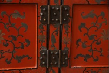 アジアンビンテージ　朱塗り　オリエンタルな雰囲気漂うボタニカル柄(図柄)が目を惹くローボード(収納棚、戸棚、サイドボード、サイドキャビネット、ヴィンテージ)(R-075198)