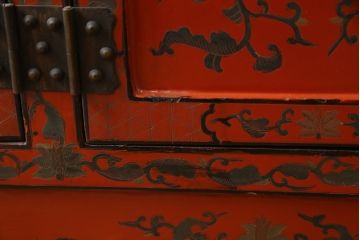アジアンビンテージ　朱塗り　オリエンタルな雰囲気漂うボタニカル柄(図柄)が目を惹くローボード(収納棚、戸棚、サイドボード、サイドキャビネット、ヴィンテージ)(R-075198)