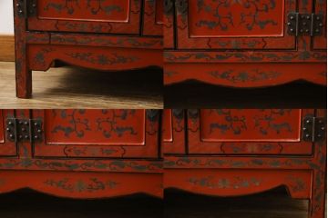 アジアンビンテージ　朱塗り　オリエンタルな雰囲気漂うボタニカル柄(図柄)が目を惹くローボード(収納棚、戸棚、サイドボード、サイドキャビネット、ヴィンテージ)(R-075198)