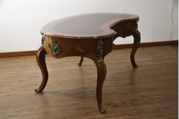 イタリアアンティーク　大型!!　最高級!!　マホガニー材　堂々とした佇まいと真鍮飾り金具が目を惹くレザートップのキドニーデスク(ワークデスク、平机、机、在宅用、在宅ワーク用)(R-075200)