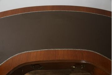 イタリアアンティーク　大型!!　最高級!!　マホガニー材　堂々とした佇まいと真鍮飾り金具が目を惹くレザートップのキドニーデスク(ワークデスク、平机、机、在宅用、在宅ワーク用)(R-075200)