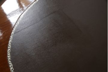 イタリアアンティーク　大型!!　最高級!!　マホガニー材　堂々とした佇まいと真鍮飾り金具が目を惹くレザートップのキドニーデスク(ワークデスク、平机、机、在宅用、在宅ワーク用)(R-075200)