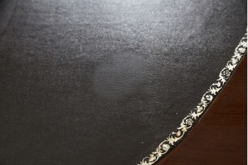 イタリアアンティーク　大型!!　最高級!!　マホガニー材　堂々とした佇まいと真鍮飾り金具が目を惹くレザートップのキドニーデスク(ワークデスク、平机、机、在宅用、在宅ワーク用)(R-075200)