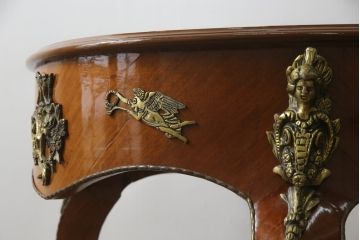 イタリアアンティーク　大型!!　最高級!!　マホガニー材　堂々とした佇まいと真鍮飾り金具が目を惹くレザートップのキドニーデスク(ワークデスク、平机、机、在宅用、在宅ワーク用)(R-075200)