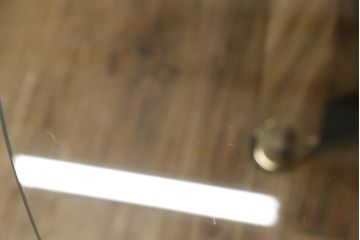 中古　美品　Cassina(カッシーナ)　476-15　BOBOLI(ボボリ)　ガラス天板　個性溢れるデザインが魅力のオーバルローテーブル(リビングテーブル、センターテーブル)(定価約68万円)(R-075201)
