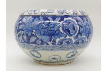 江戸期　上手物　古伊万里　染付　窓絵　丁寧に描かれた様々な絵柄が素敵な鉢(深鉢)(R-075235)