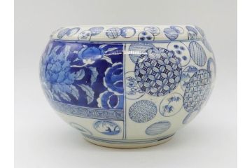 江戸期　上手物　古伊万里　染付　窓絵　丁寧に描かれた様々な絵柄が素敵な鉢(深鉢)(R-075235)