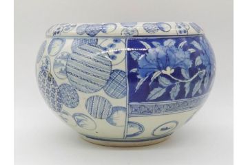 江戸期　上手物　古伊万里　染付　窓絵　丁寧に描かれた様々な絵柄が素敵な鉢(深鉢)(R-075235)