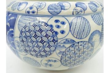 江戸期　上手物　古伊万里　染付　窓絵　丁寧に描かれた様々な絵柄が素敵な鉢(深鉢)(R-075235)