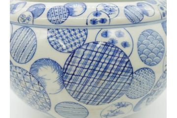江戸期　上手物　古伊万里　染付　窓絵　丁寧に描かれた様々な絵柄が素敵な鉢(深鉢)(R-075235)