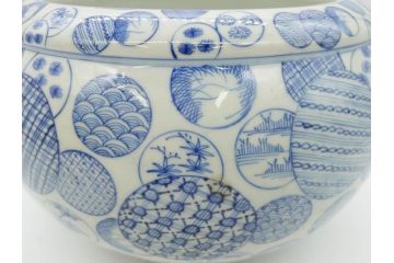 江戸期　上手物　古伊万里　染付　窓絵　丁寧に描かれた様々な絵柄が素敵な鉢(深鉢)(R-075235)