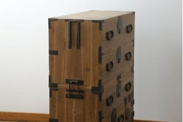 和製アンティーク　桐(キリ)材　縁起物とされる「ふくら雀」の金具が可愛らしい二段重ね時代箪笥(重ね箪笥、和タンス、衣装たんす、整理箪笥、収納たんす、桐箪笥、桐たんす、福良雀、引き出し)(R-075257)