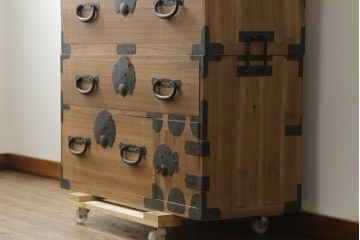 和製アンティーク　桐(キリ)材　縁起物とされる「ふくら雀」の金具が可愛らしい二段重ね時代箪笥(重ね箪笥、和タンス、衣装たんす、整理箪笥、収納たんす、桐箪笥、桐たんす、福良雀、引き出し)(R-075257)