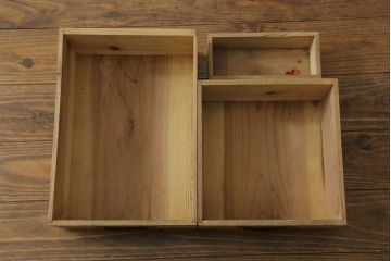 和製アンティーク　桐(キリ)材　縁起物とされる「ふくら雀」の金具が可愛らしい二段重ね時代箪笥(重ね箪笥、和タンス、衣装たんす、整理箪笥、収納たんす、桐箪笥、桐たんす、福良雀、引き出し)(R-075257)