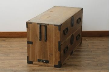 和製アンティーク　桐(キリ)材　縁起物とされる「ふくら雀」の金具が可愛らしい時代箪笥ローボード(和タンス、衣装箪笥、収納たんす、桐箪笥、桐たんす、福良雀、引き出し、ローチェスト、テレビ台、テレビボード)(R-075258)