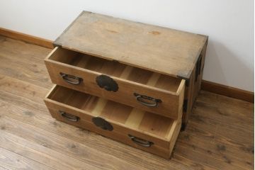 和製アンティーク　桐(キリ)材　縁起物とされる「ふくら雀」の金具が可愛らしい時代箪笥ローボード(和タンス、衣装箪笥、収納たんす、桐箪笥、桐たんす、福良雀、引き出し、ローチェスト、テレビ台、テレビボード)(R-075258)