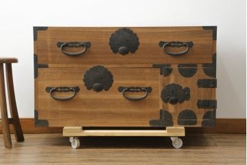 和製アンティーク　桐(キリ)材　縁起物とされる「ふくら雀」の金具が可愛らしい時代箪笥ローボード(和タンス、衣装箪笥、収納たんす、桐箪笥、桐たんす、福良雀、引き出し、ローチェスト、テレビ台、テレビボード)(R-075259)
