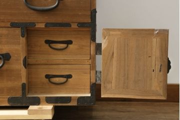 和製アンティーク　桐(キリ)材　縁起物とされる「ふくら雀」の金具が可愛らしい時代箪笥ローボード(和タンス、衣装箪笥、収納たんす、桐箪笥、桐たんす、福良雀、引き出し、ローチェスト、テレビ台、テレビボード)(R-075259)