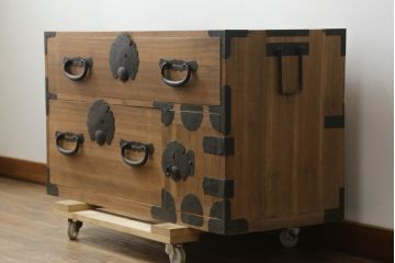 和製アンティーク　桐(キリ)材　縁起物とされる「ふくら雀」の金具が可愛らしい時代箪笥ローボード(和タンス、衣装箪笥、収納たんす、桐箪笥、桐たんす、福良雀、引き出し、ローチェスト、テレビ台、テレビボード)(R-075259)
