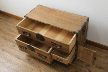 和製アンティーク　桐(キリ)材　縁起物とされる「ふくら雀」の金具が可愛らしい時代箪笥ローボード(和タンス、衣装箪笥、収納たんす、桐箪笥、桐たんす、福良雀、引き出し、ローチェスト、テレビ台、テレビボード)(R-075259)