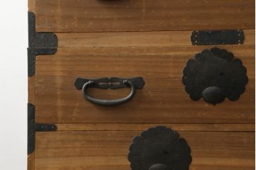 和製アンティーク　桐(キリ)材　縁起物とされる「ふくら雀」の金具が可愛らしい時代箪笥ローボード(和タンス、衣装箪笥、収納たんす、桐箪笥、桐たんす、福良雀、引き出し、ローチェスト、テレビ台、テレビボード)(R-075259)