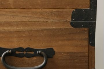 和製アンティーク　桐(キリ)材　縁起物とされる「ふくら雀」の金具が可愛らしい時代箪笥ローボード(和タンス、衣装箪笥、収納たんす、桐箪笥、桐たんす、福良雀、引き出し、ローチェスト、テレビ台、テレビボード)(R-075259)