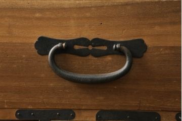 和製アンティーク　桐(キリ)材　縁起物とされる「ふくら雀」の金具が可愛らしい時代箪笥ローボード(和タンス、衣装箪笥、収納たんす、桐箪笥、桐たんす、福良雀、引き出し、ローチェスト、テレビ台、テレビボード)(R-075259)