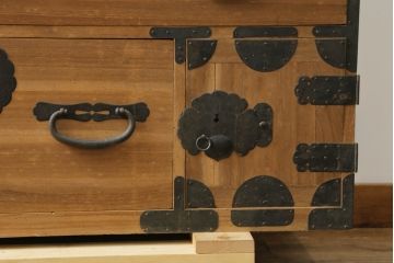 和製アンティーク　桐(キリ)材　縁起物とされる「ふくら雀」の金具が可愛らしい時代箪笥ローボード(和タンス、衣装箪笥、収納たんす、桐箪笥、桐たんす、福良雀、引き出し、ローチェスト、テレビ台、テレビボード)(R-075259)