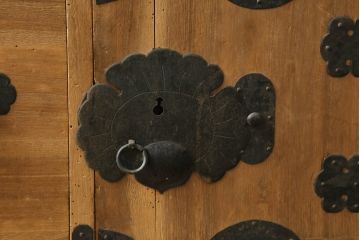 和製アンティーク　桐(キリ)材　縁起物とされる「ふくら雀」の金具が可愛らしい時代箪笥ローボード(和タンス、衣装箪笥、収納たんす、桐箪笥、桐たんす、福良雀、引き出し、ローチェスト、テレビ台、テレビボード)(R-075259)