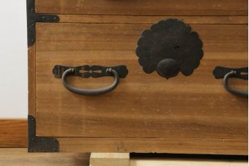 和製アンティーク　桐(キリ)材　縁起物とされる「ふくら雀」の金具が可愛らしい時代箪笥ローボード(和タンス、衣装箪笥、収納たんす、桐箪笥、桐たんす、福良雀、引き出し、ローチェスト、テレビ台、テレビボード)(R-075259)