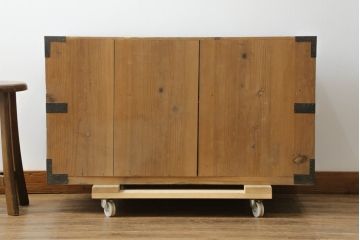 和製アンティーク　桐(キリ)材　縁起物とされる「ふくら雀」の金具が可愛らしい時代箪笥ローボード(和タンス、衣装箪笥、収納たんす、桐箪笥、桐たんす、福良雀、引き出し、ローチェスト、テレビ台、テレビボード)(R-075259)